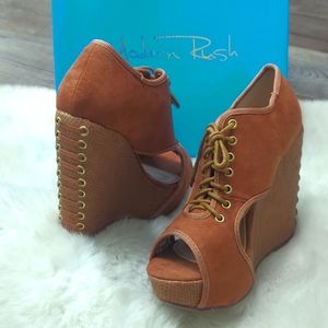 MODERN RUSH Faux Suede "Sonja" Platform Sandal ~ NWT